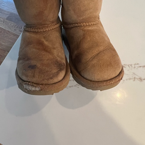 Used uggs - Picture 3 of 8